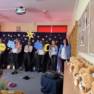 Bohaterowie na scenie – spotkania gwiazdki z przyjaciółmi, którzy pomagają jej odnaleźć nadzieję.