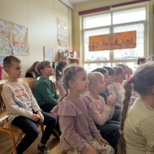 Magiczny początek przedstawienia – mali widzowie z ciekawością śledzą historię gwiazdki, która zgubiła swoje światło.