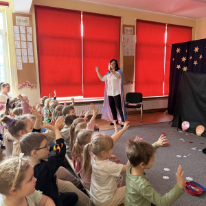 Bohaterowie na scenie – spotkania gwiazdki z przyjaciółmi, którzy pomagają jej odnaleźć nadzieję.