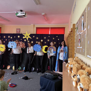 Bohaterowie na scenie – spotkania gwiazdki z przyjaciółmi, którzy pomagają jej odnaleźć nadzieję.