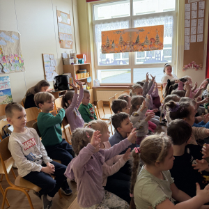 Magiczny początek przedstawienia – mali widzowie z ciekawością śledzą historię gwiazdki, która zgubiła swoje światło.