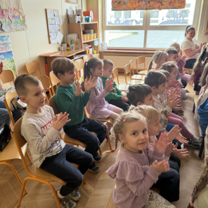 Magiczny początek przedstawienia – mali widzowie z ciekawością śledzą historię gwiazdki, która zgubiła swoje światło.