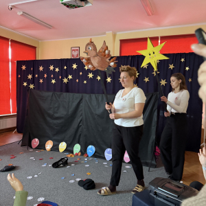 Bohaterowie na scenie – spotkania gwiazdki z przyjaciółmi, którzy pomagają jej odnaleźć nadzieję.