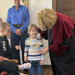 Przymierzamy uroczysty łańcuch Kierownika Urzędu Stanu Cywilnego