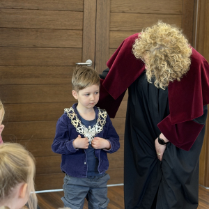 Przymierzamy uroczysty łańcuch Kierownika Urzędu Stanu Cywilnego