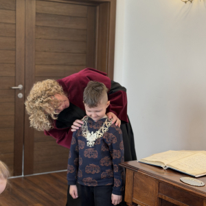 Przymierzamy uroczysty łańcuch Kierownika Urzędu Stanu Cywilnego