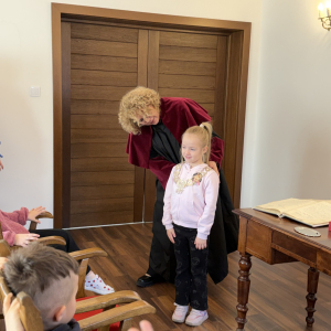 Przymierzamy uroczysty łańcuch Kierownika Urzędu Stanu Cywilnego