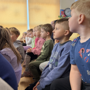 Radość i emocje po przedstawieniu – szczęśliwi mali widzowie