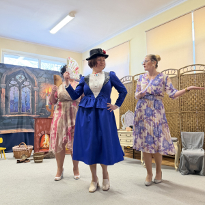 Scena rodzinnego domu – macocha i przyrodnie siostry