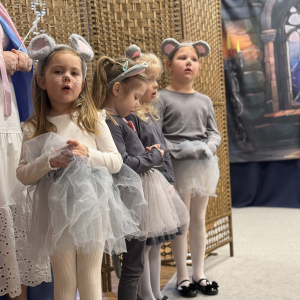 Dziewczynki z grupy Motyle w roli narratorów