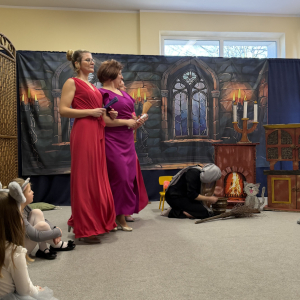 Scena rodzinnego domu – macocha i przyrodnie siostry