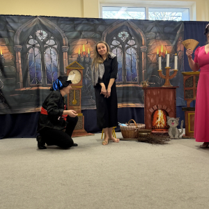 Scena rodzinnego domu – macocha i przyrodnie siostry