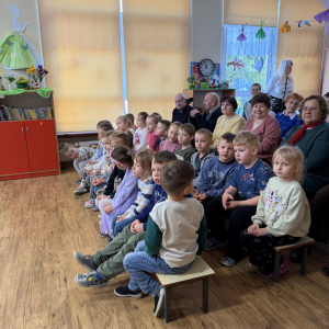 Radość i emocje po przedstawieniu – szczęśliwi mali widzowie