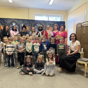 Pamiątkowe zdjęcie grupy aktorów i reżyserki