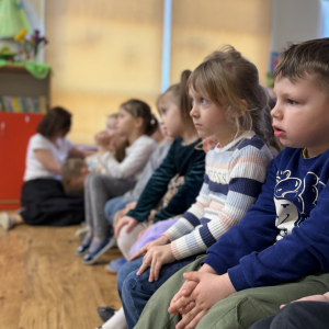 Radość i emocje po przedstawieniu – szczęśliwi mali widzowie