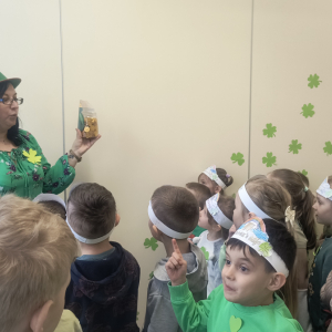 Pani Asia przedstawia dzieciom zadanie 