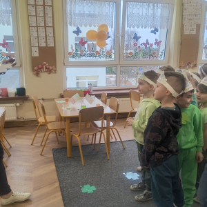 Pani Asia przedstawia dzieciom zadanie