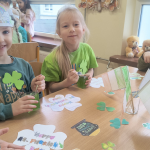 dzieci podczas zjadania słodkiego poczęstunku