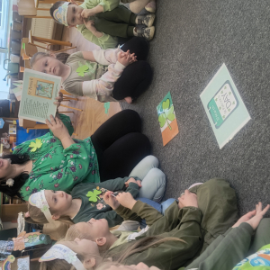 Pani Asia zapoznaje dzieci z historią Świętego Patryka