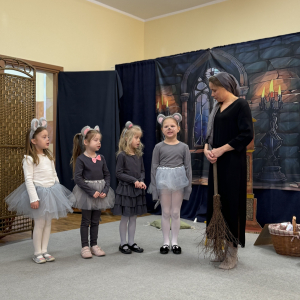 Dziewczynki z grupy Motyle podczas występu