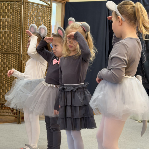 Dziewczynki z grupy Motyle podczas występu