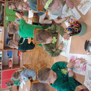 dzieci trzymają akcesoria do zdjęć o tematyce Dzień Św Patryka