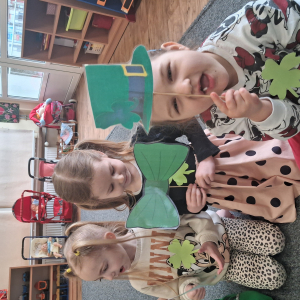 dzieci trzymają akcesoria do zdjęć o tematyce Dzień Św Patryka