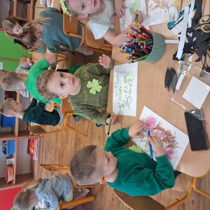 dzieci trzymają akcesoria do zdjęć o tematyce Dzień Św Patryka