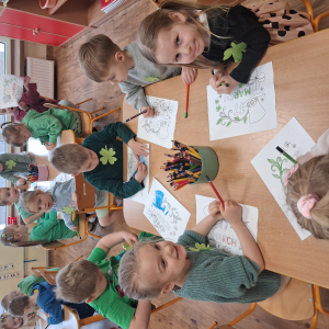 dzieci trzymają akcesoria do zdjęć o tematyce Dzień Św Patryka