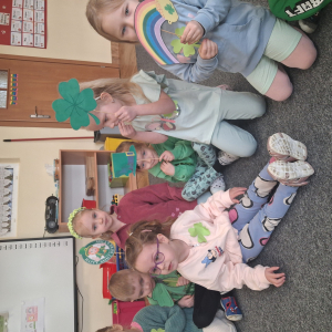 dzieci trzymają akcesoria do zdjęć o tematyce Dzień Św Patryka