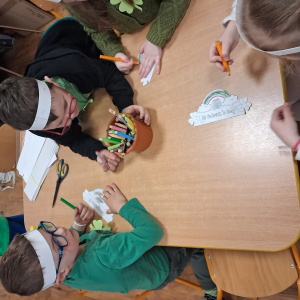 dzieci robią opaskę na głowę