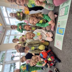 dzieci poznaja tradycje dnia Sw Patryka