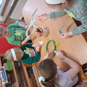 dzieci robią opaskę na głowę