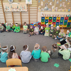 Dzieci obchodzą Dzień Sw Patryka