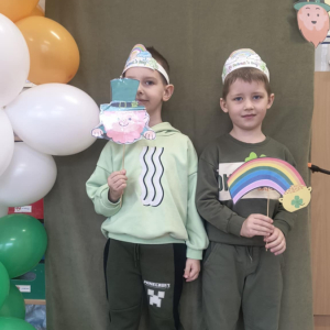 Dzieci obchodzą Dzień Sw Patryka