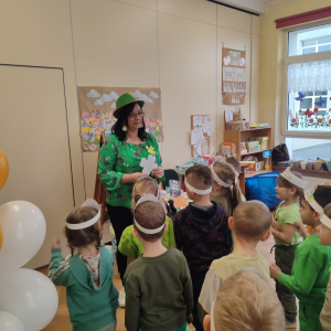 Dzieci obchodzą Dzień Sw Patryka