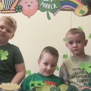 Dzieci obchodzą Dzień Sw Patryka