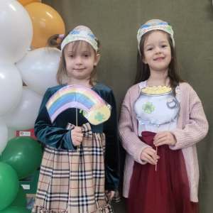 Dzieci obchodzą Dzień Sw Patryka