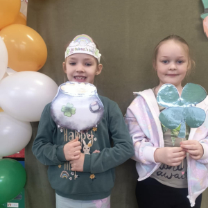 Dzieci obchodzą Dzień Sw Patryka