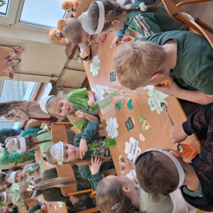 Dzieci obchodzą Dzień Sw Patryka