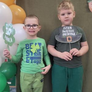 Dzieci obchodzą Dzień Sw Patryka