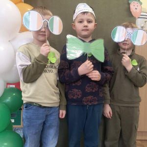 Dzieci obchodzą Dzień Sw Patryka