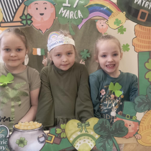 Dzieci obchodzą Dzień Sw Patryka