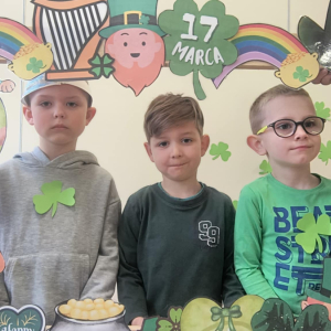 Dzieci obchodzą Dzień Sw Patryka