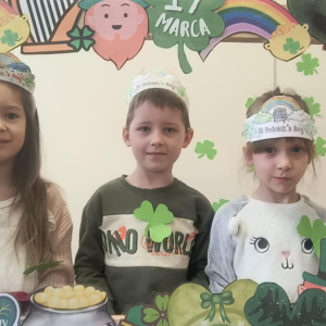 Dzieci obchodzą Dzień Sw Patryka