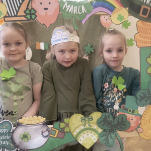 Dzieci obchodzą Dzień Sw Patryka