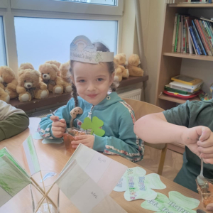 Dzieci obchodzą Dzień Sw Patryka