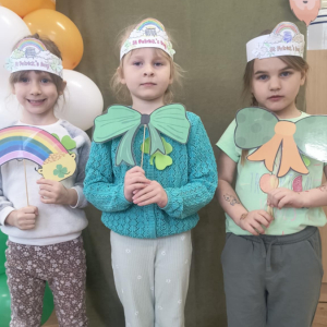 Dzieci obchodzą Dzień Sw Patryka