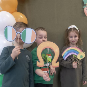 Dzieci obchodzą Dzień Sw Patryka