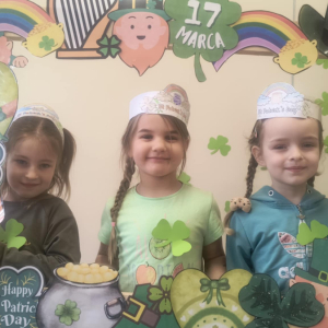 Dzieci obchodzą Dzień Sw Patryka